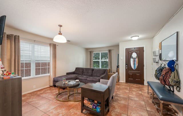3-bedroom rental at 3911 Valencia Peak in San Antonio, TX — photo 5