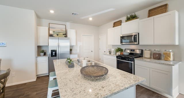 4-bedroom rental at 5417 Totem Bluff in San Antonio, TX — photo 5