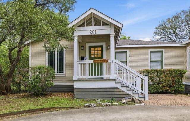 4-bedroom rental at 261 E Oakview Pl in Alamo Heights, TX — photo 2