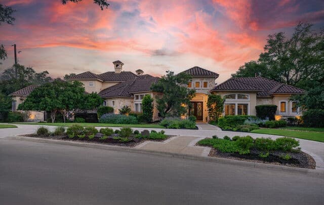 4-bedroom rental at 14 Champions Way in San Antonio, TX — photo 2