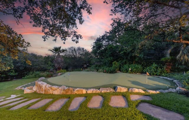 4-bedroom rental at 14 Champions Way in San Antonio, TX — photo 3
