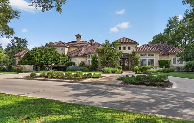 4-bedroom rental at 14 Champions Way in San Antonio, TX — photo 4
