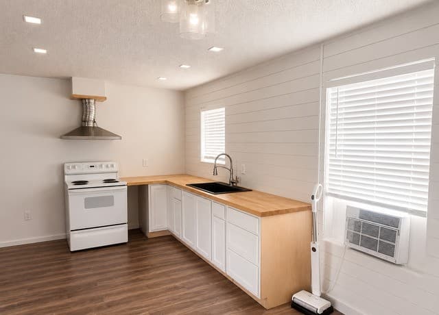 3-bedroom rental at 505 W Fm 140 in Christine, TX — photo 2