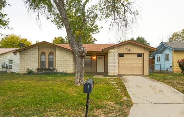3-bedroom rental at 209 Royal Dr in Converse, TX — photo 1