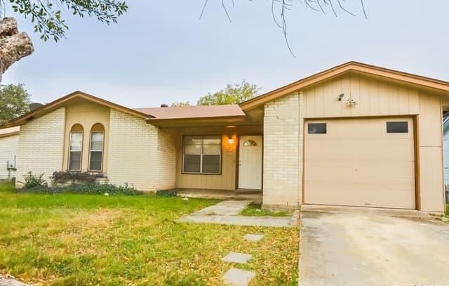 3-bedroom rental at 209 Royal Dr in Converse, TX — photo 2