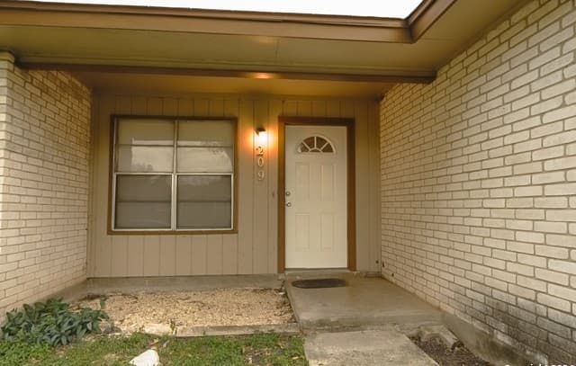 3-bedroom rental at 209 Royal Dr in Converse, TX — photo 3