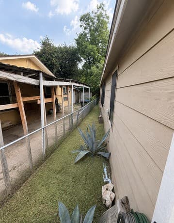2-bedroom rental at 2613 Colima St in San Antonio, TX — photo 2