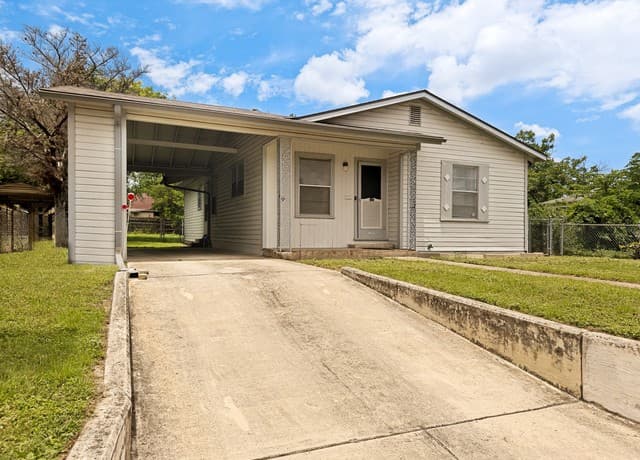 3-bedroom rental at 1431 Aransas Ave in San Antonio, TX — photo 2