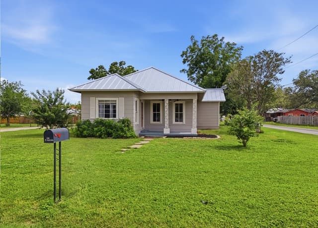 2-bedroom rental at 600 W Park in Devine, TX — photo 1