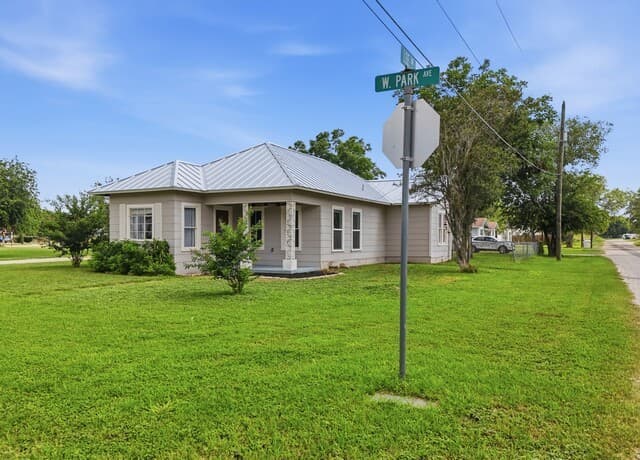 2-bedroom rental at 600 W Park in Devine, TX — photo 2