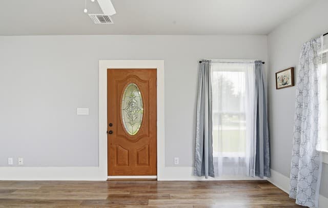 2-bedroom rental at 600 W Park in Devine, TX — photo 4