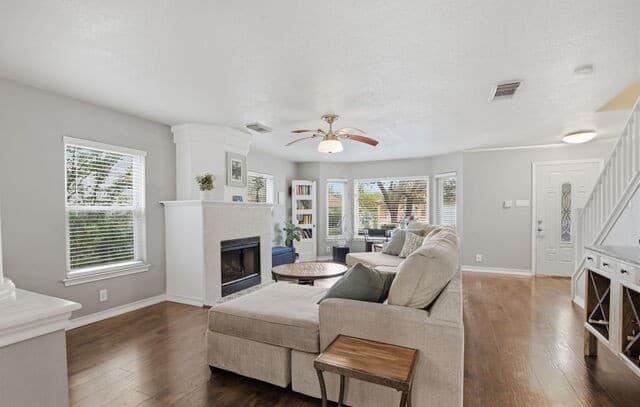 4-bedroom rental at 1915 Emerald Mist in San Antonio, TX — photo 4