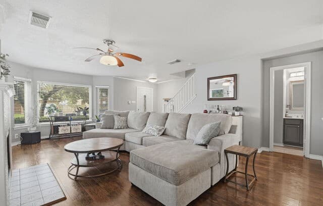 4-bedroom rental at 1915 Emerald Mist in San Antonio, TX — photo 5