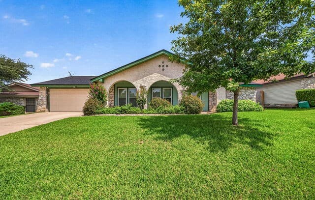 3-bedroom rental at 8005 Harper Valley St in Live Oak, TX — photo 2