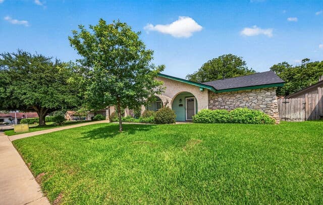 3-bedroom rental at 8005 Harper Valley St in Live Oak, TX — photo 3