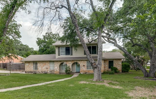 9-bedroom rental at 14307 Parkhurst in San Antonio, TX — photo 2
