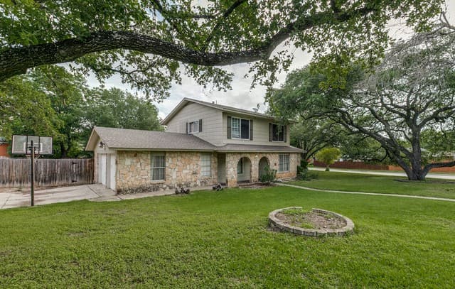 9-bedroom rental at 14307 Parkhurst in San Antonio, TX — photo 3