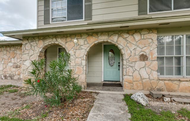 9-bedroom rental at 14307 Parkhurst in San Antonio, TX — photo 4