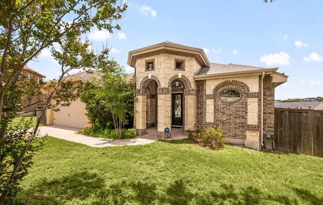 3-bedroom rental at 13701 Trailside Ln in Live Oak, TX — photo 2