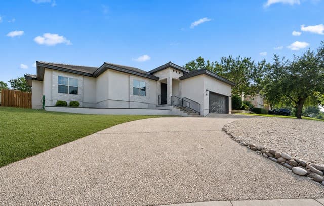 4-bedroom rental at 1303 Summerfield in San Antonio, TX — photo 2