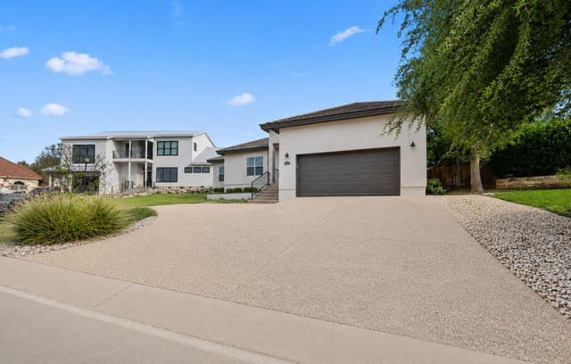 4-bedroom rental at 1303 Summerfield in San Antonio, TX — photo 3