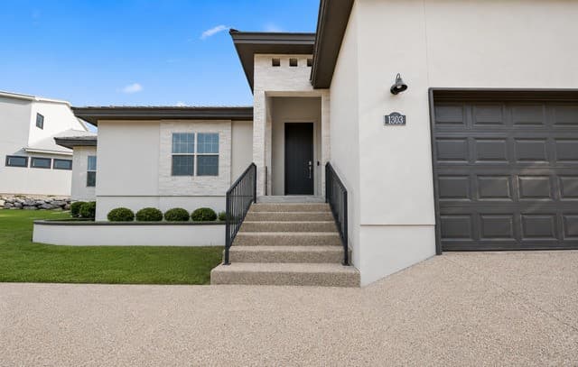4-bedroom rental at 1303 Summerfield in San Antonio, TX — photo 4