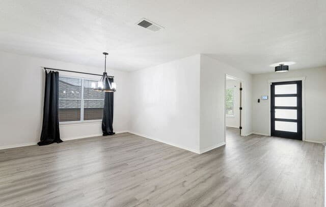 4-bedroom rental at 15835 Marisa Pl in San Antonio, TX — photo 4