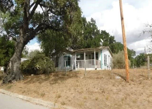 3-bedroom rental at 210 Colwell Street in Pleasanton, TX — photo 2