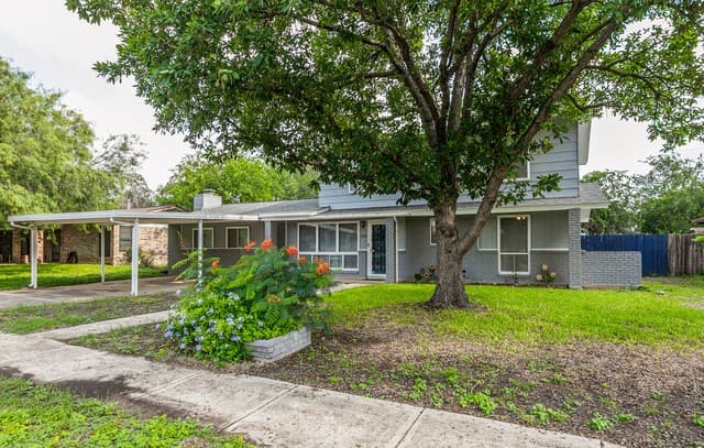 4-bedroom rental at 7815 Westshire Dr in San Antonio, TX — photo 2