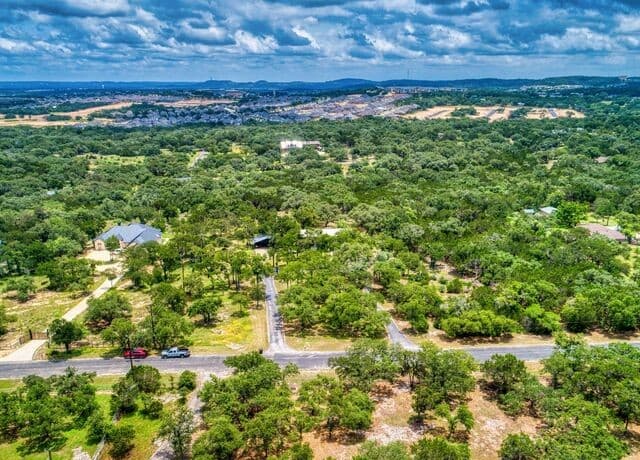 5-bedroom rental at 28422 Timberline Drive in San Antonio, TX — photo 3