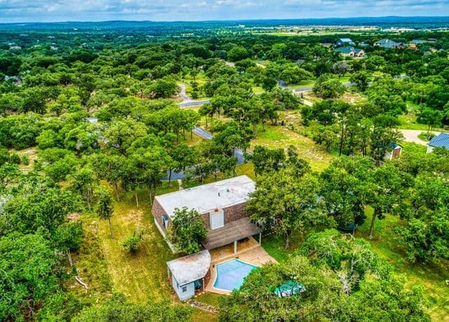 5-bedroom rental at 28422 Timberline Drive in San Antonio, TX — photo 4