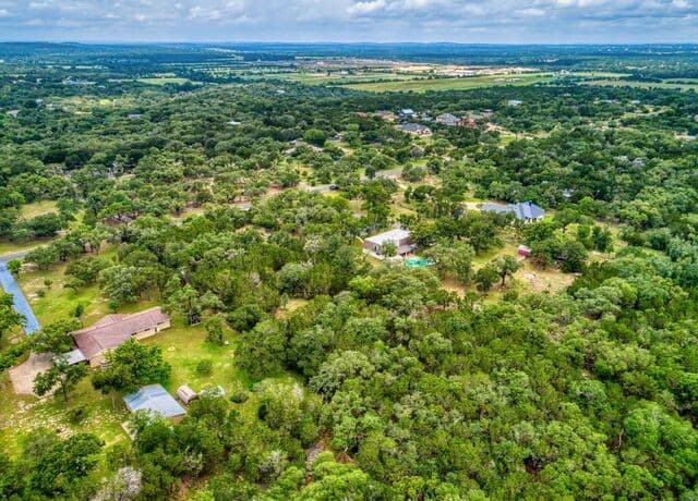 5-bedroom rental at 28422 Timberline Drive in San Antonio, TX — photo 5