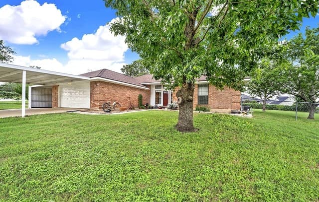 3-bedroom rental at 124 Country Gardens in La Vernia, TX — photo 1