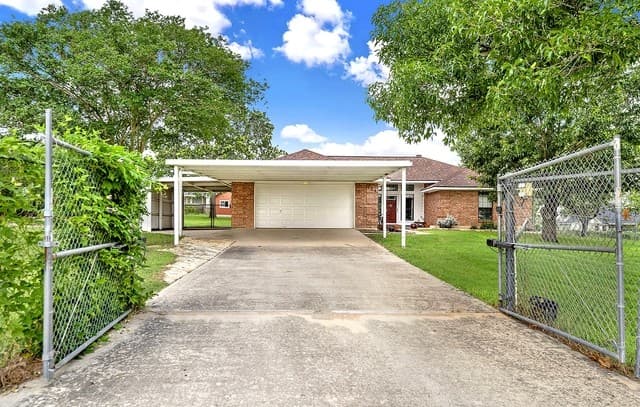 3-bedroom rental at 124 Country Gardens in La Vernia, TX — photo 3