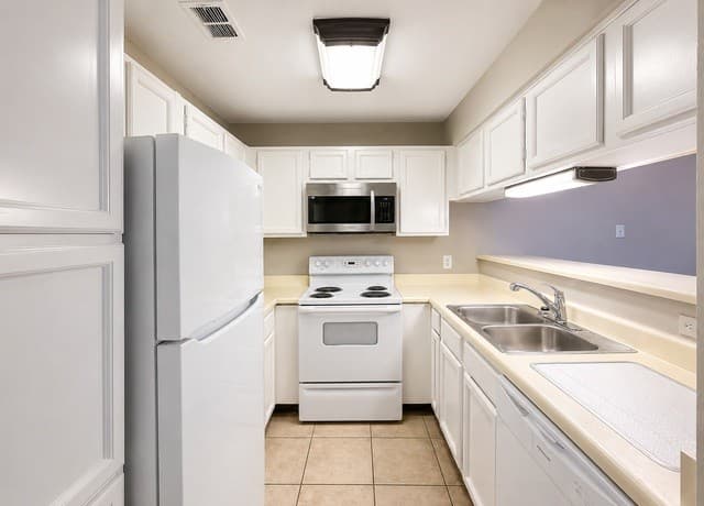 2-bedroom rental at 10527 Perrin Beitel Rd Unit D-206 in San Antonio, TX — photo 4