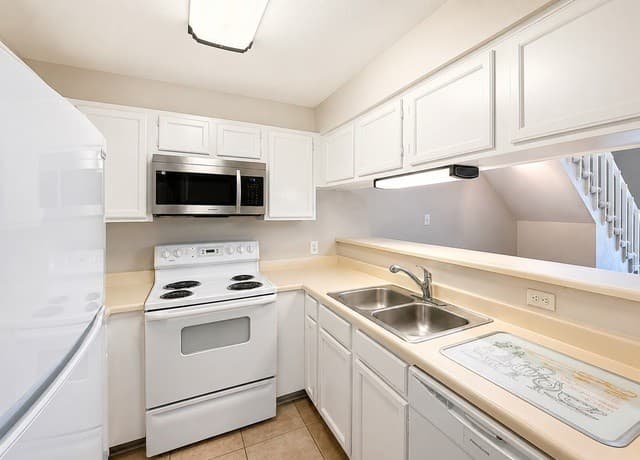 2-bedroom rental at 10527 Perrin Beitel Rd Unit D-206 in San Antonio, TX — photo 5