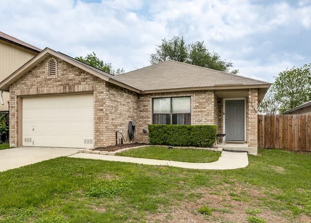 3-bedroom rental at 13658 Escort Dr in San Antonio, TX — photo 2