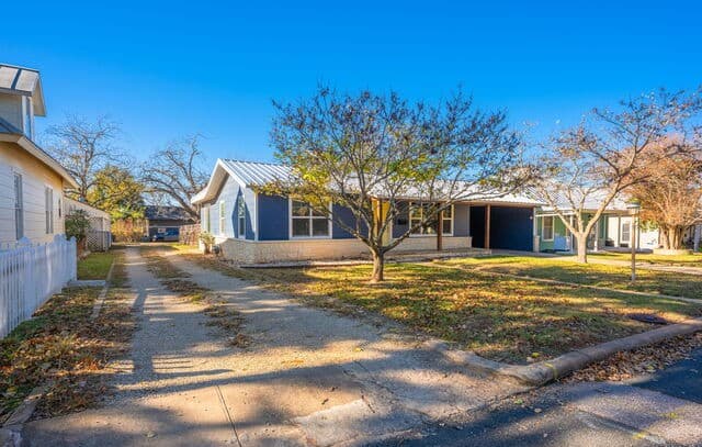 3-bedroom rental at 309 W College Street in Fredericksburg, TX — photo 2