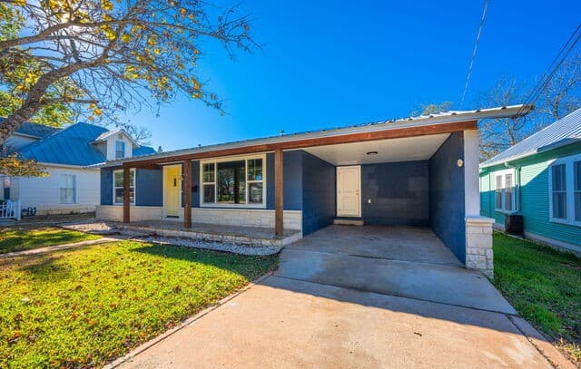 3-bedroom rental at 309 W College Street in Fredericksburg, TX — photo 3