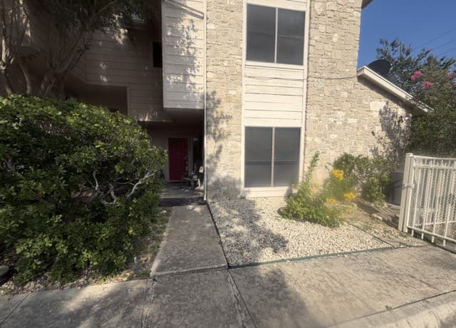 2-bedroom rental at 829 W Bitters Unit #303 in San Antonio, TX — photo 1
