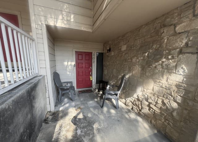 2-bedroom rental at 829 W Bitters Unit #303 in San Antonio, TX — photo 2