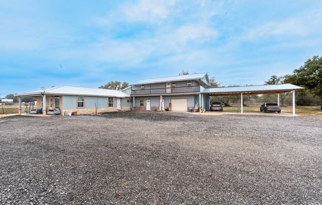 5-bedroom rental at 472 County Road 6723 in Natalia, TX — photo 1