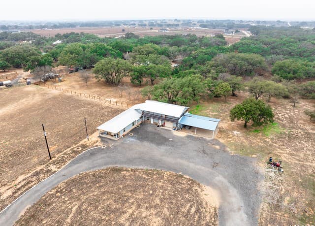 5-bedroom rental at 472 County Road 6723 in Natalia, TX — photo 2
