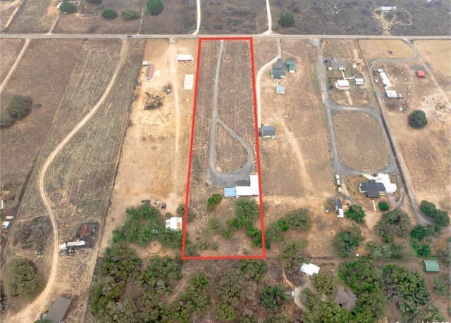 5-bedroom rental at 472 County Road 6723 in Natalia, TX — photo 3