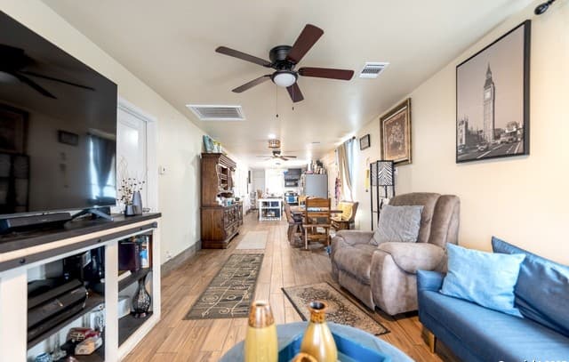 5-bedroom rental at 472 County Road 6723 in Natalia, TX — photo 5