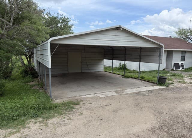 3-bedroom rental at 121 Lauryn St in Three Rivers, TX — photo 2
