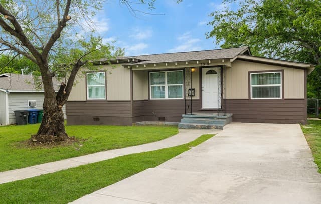 3-bedroom rental at 2310 Burnet St in San Antonio, TX — photo 2
