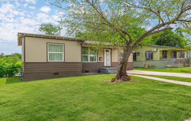 3-bedroom rental at 2310 Burnet St in San Antonio, TX — photo 3