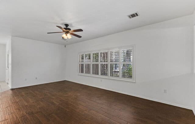 4-bedroom rental at 5803 Welsch View in San Antonio, TX — photo 5
