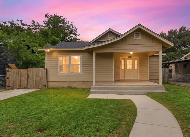 2-bedroom rental at 1030 W Winnipeg Ave in San Antonio, TX — photo 1